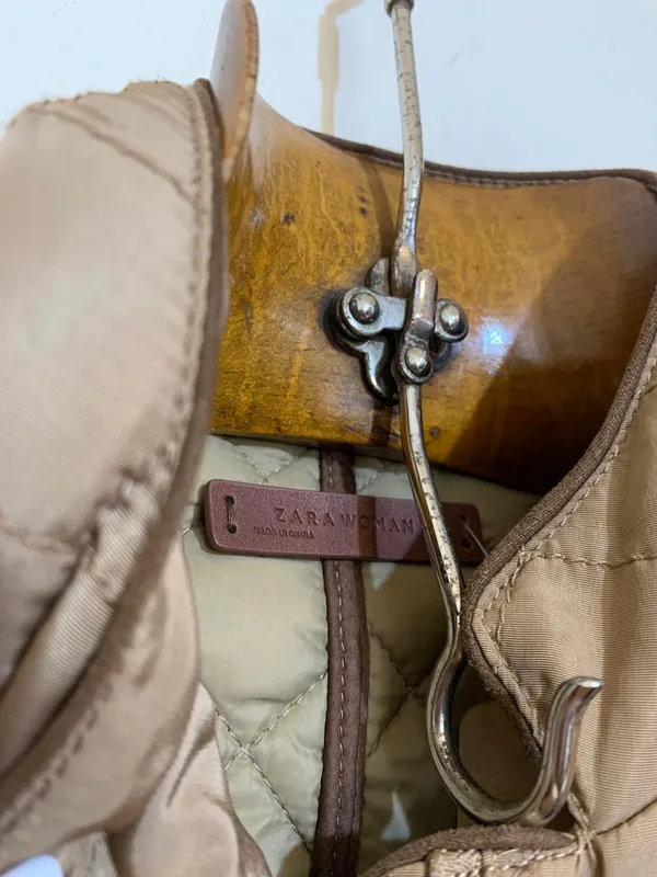 CAMPERA MARRÓN CAPITONEADA