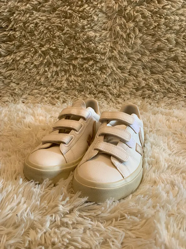 Championes de cuero blanco