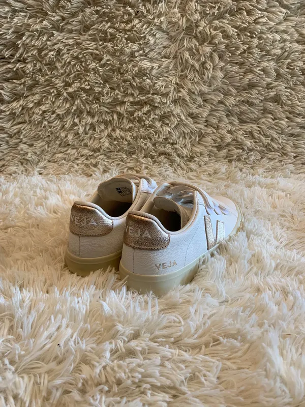 Championes de cuero blanco