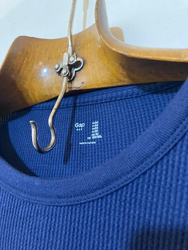 Remera basica azul manga larga