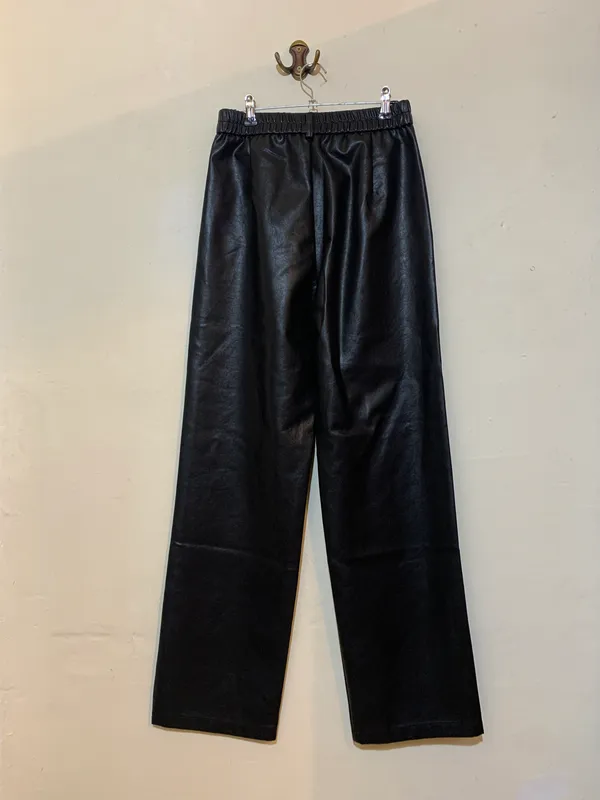 Pantalón eco cuero negro pierna recta