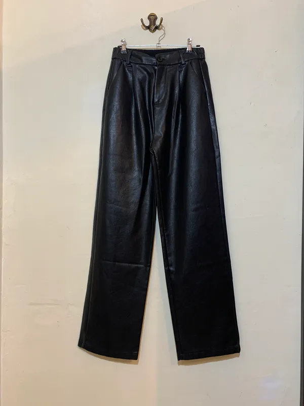Pantalón eco cuero negro pierna recta