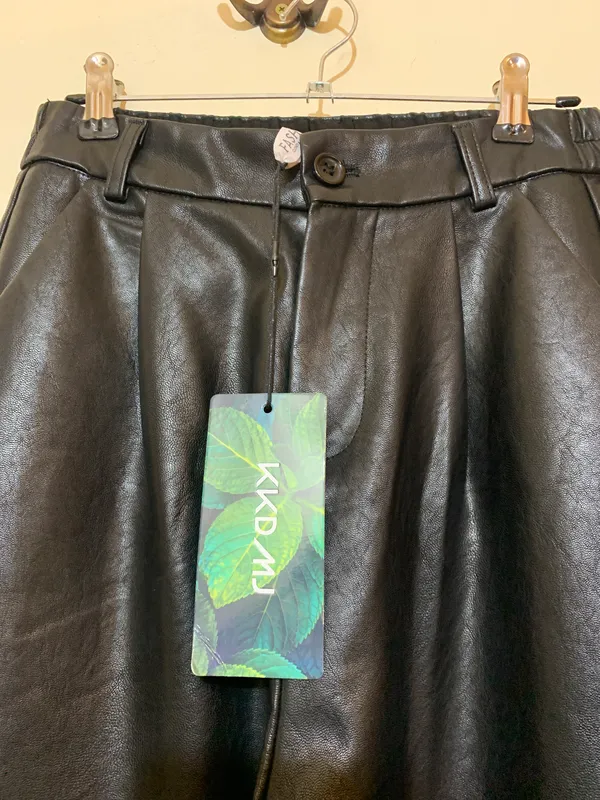 Pantalón eco cuero negro pierna recta