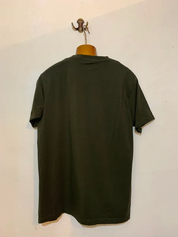 Remera deportiva verde militar