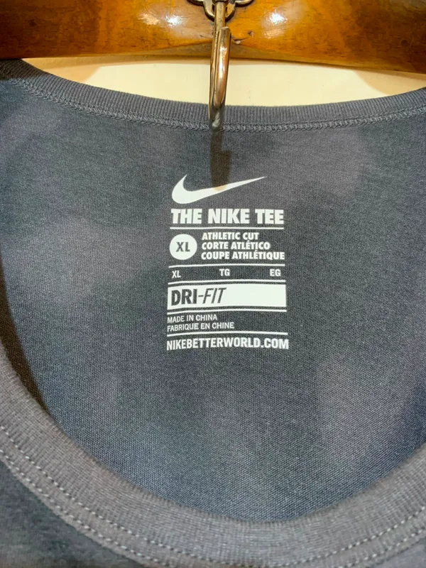 Musculosa gris deportiva