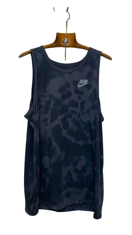 Musculosa gris deportiva
