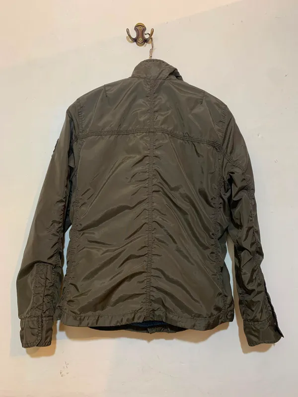 Campera nylon verde militar