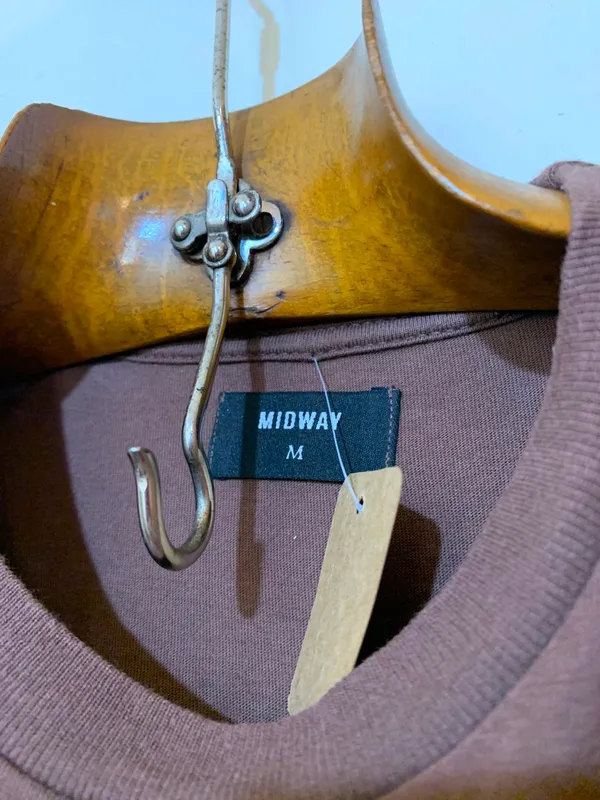 Remera marrón con estampa