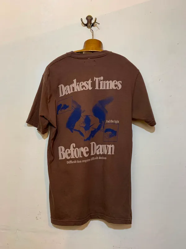 Remera marrón con estampa