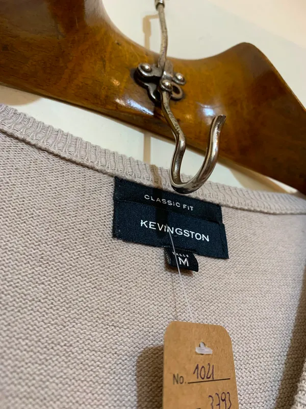 Buzo tejido beige escote v