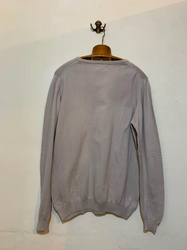 Buzo tejido beige escote v