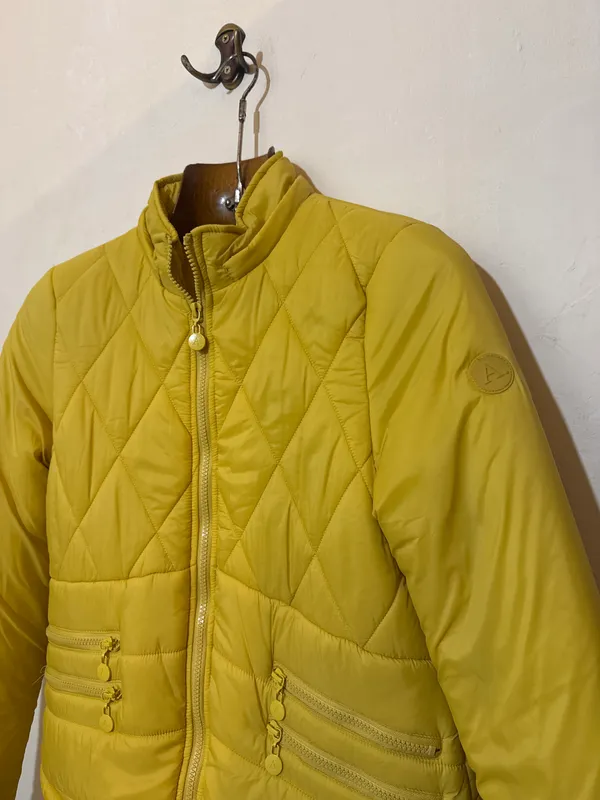 Campera nylon amarilla