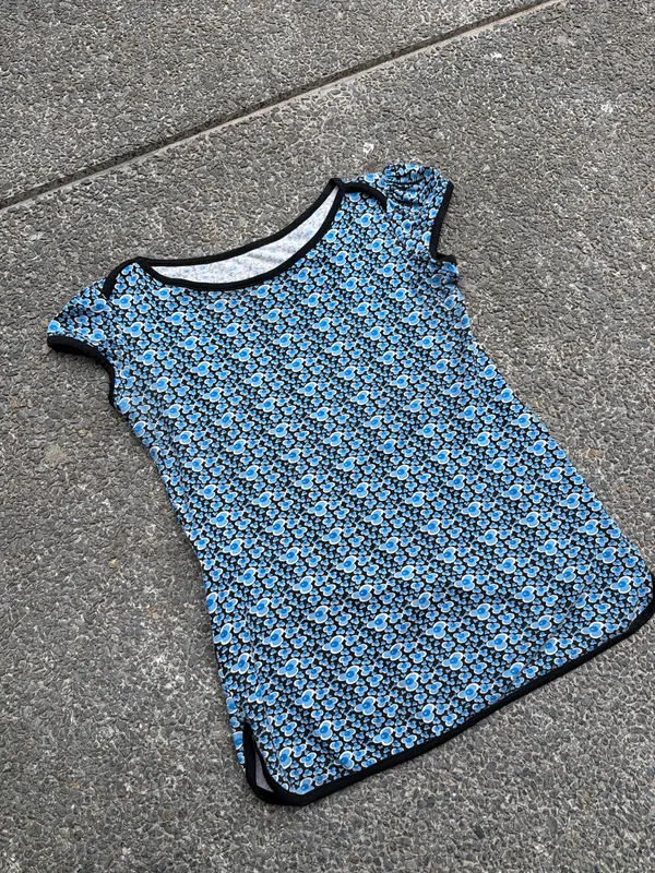 REMERA FLORES