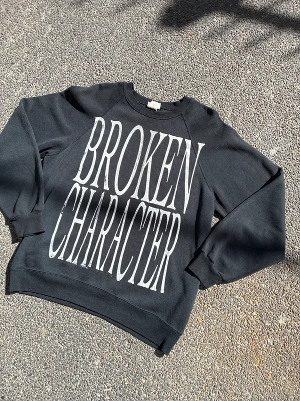 CREWNECK BROKEN CHARACTER 