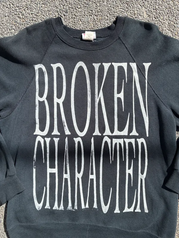 CREWNECK BROKEN CHARACTER 