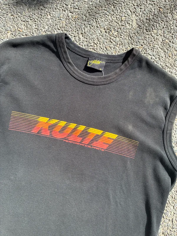MUSCULOSA NEGRA GRAFICA