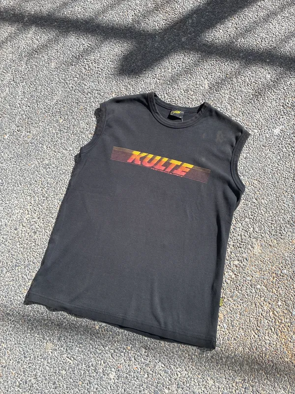 MUSCULOSA NEGRA GRAFICA
