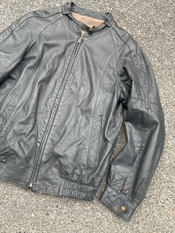 CAMPERA DE CUERO NEGRA