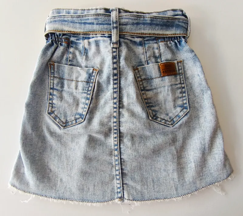 Falda. sky blue. talle: 6.