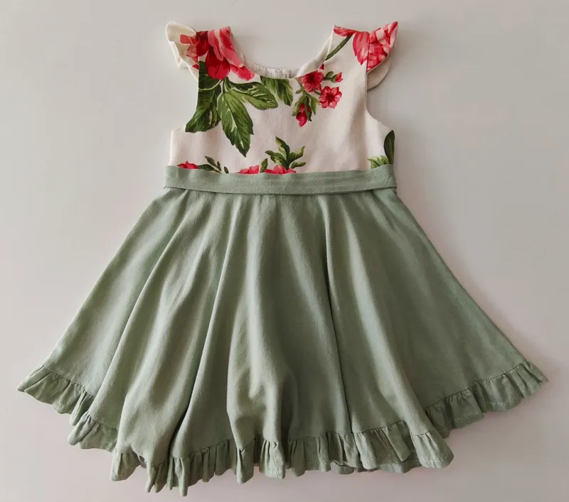 Vestido sin mangas. arazálelé. talle: 4.