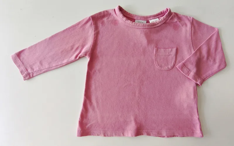 Remera manga larga. zara. talle: 6 - 9 meses.