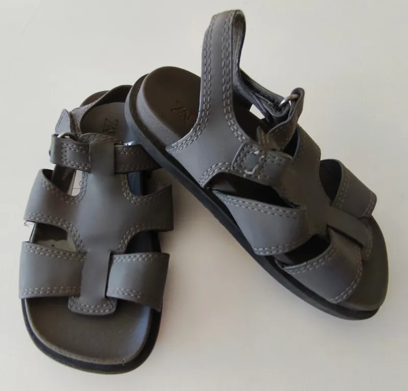 Sandalias. zara. talle: 24