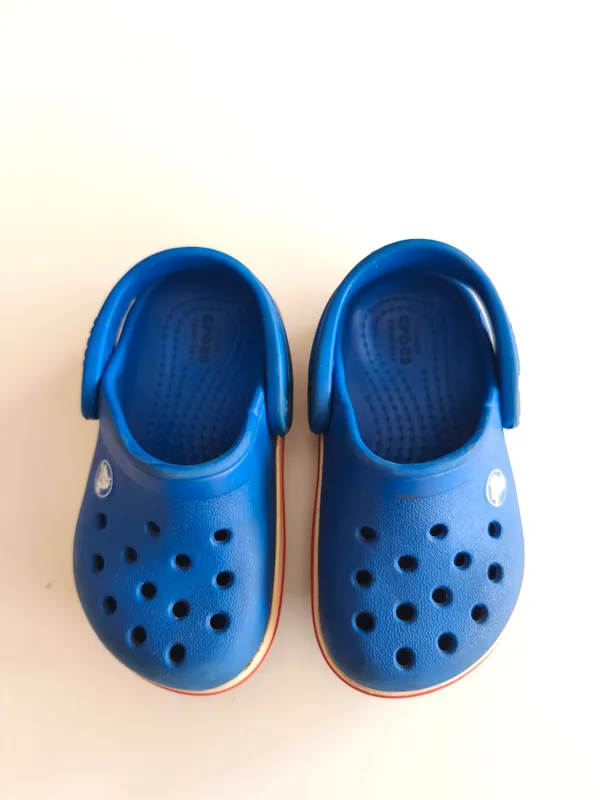 crocs clasicas azules. C5. 
