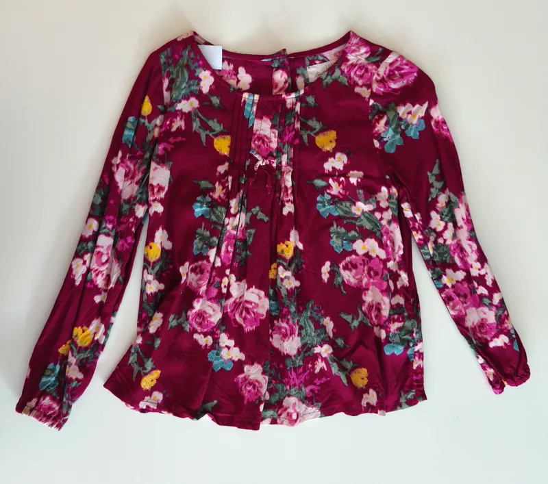 Blusa color vino tintos estampada.