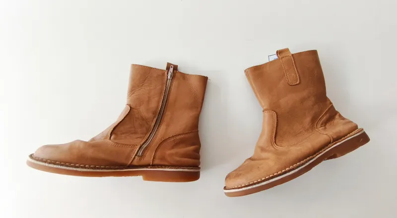 Botas cortas de cuero. Talle 32. 