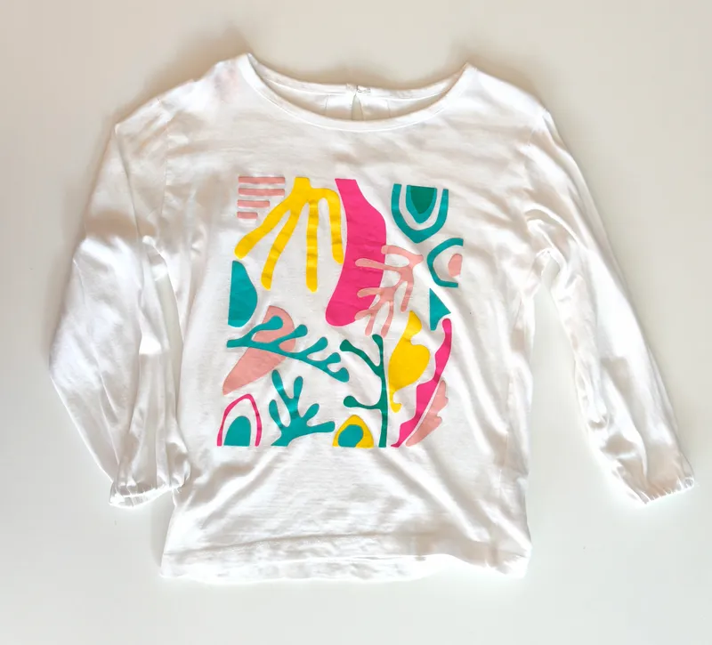 Remera blanca con estampado de colores