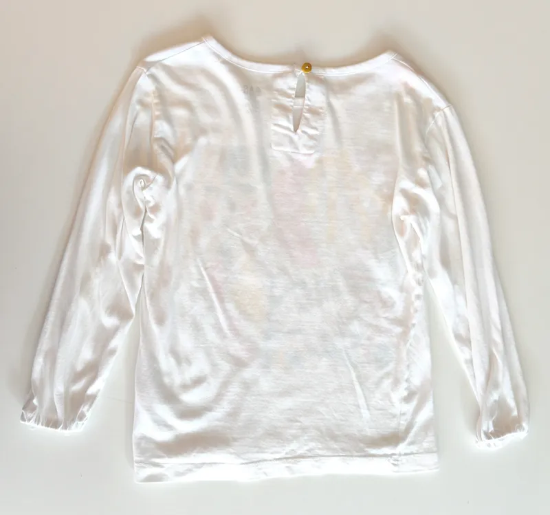 Remera blanca con estampado de colores