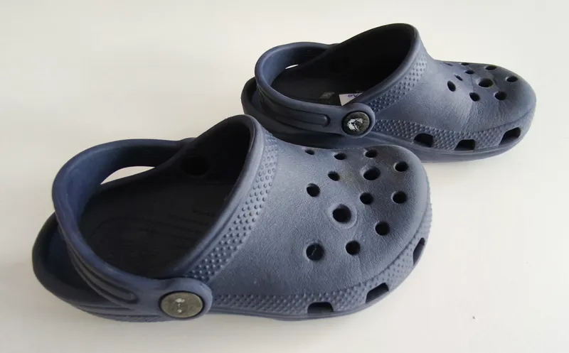 Crocs azules. Talle: c10