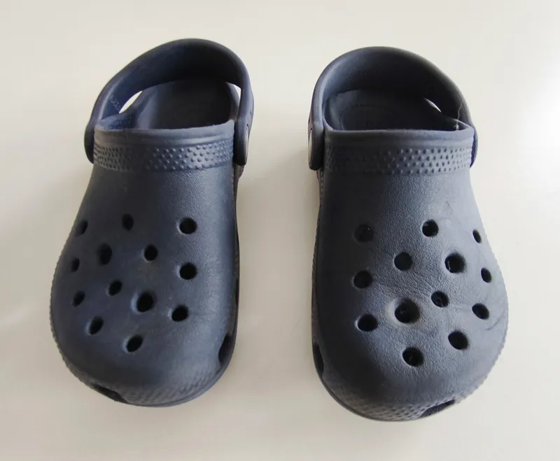Crocs azules. Talle: c10