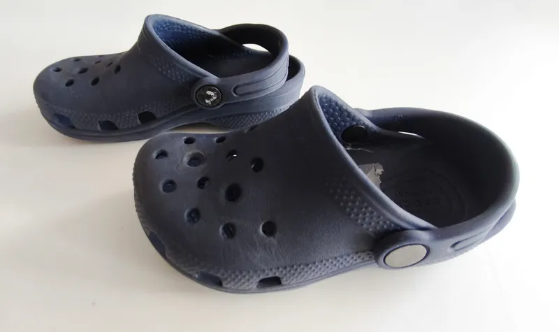 Crocs azules. Talle: c10