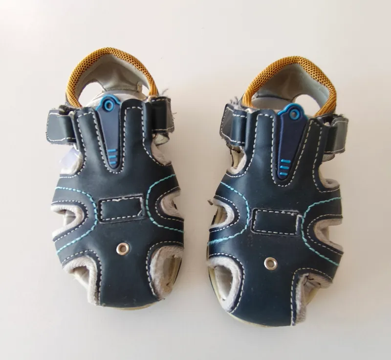 Sandalias. le groupe. talle: 25 eur.