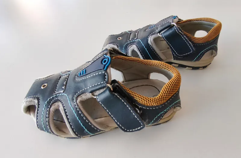 Sandalias. le groupe. talle: 25 eur.