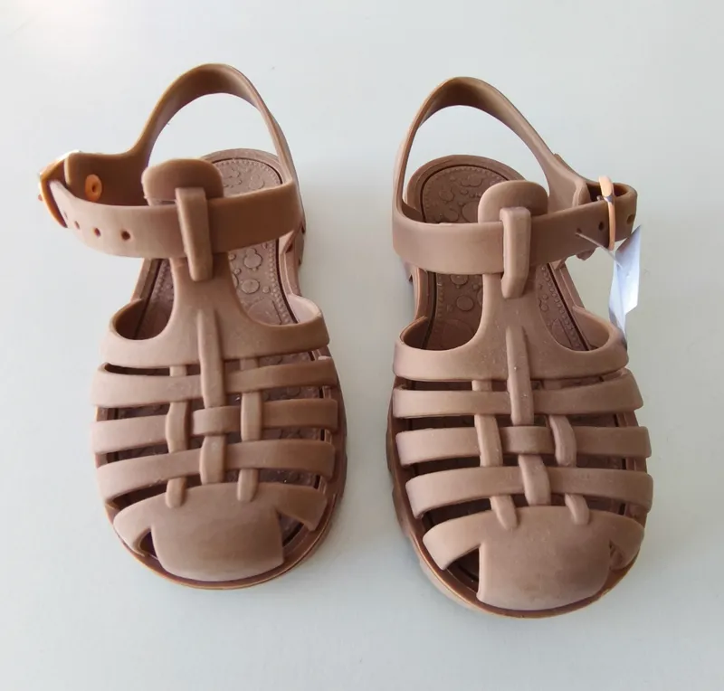 Sandalias de goma. zara. talle: 24.