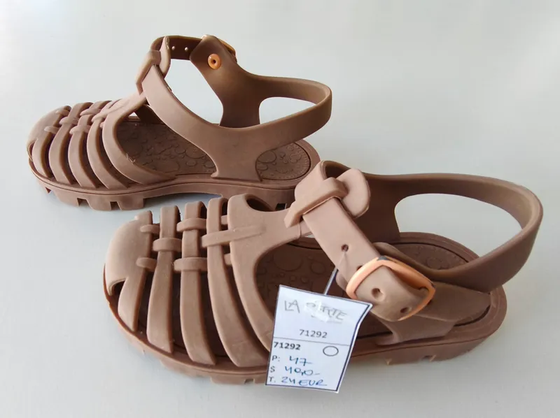 Sandalias de goma. zara. talle: 24.