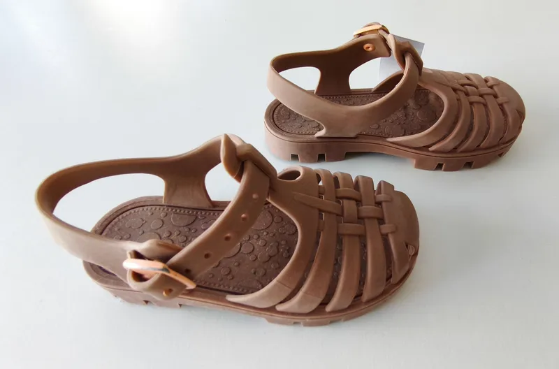 Sandalias de goma. zara. talle: 24.