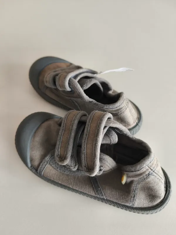 Zapatillas. kkl.