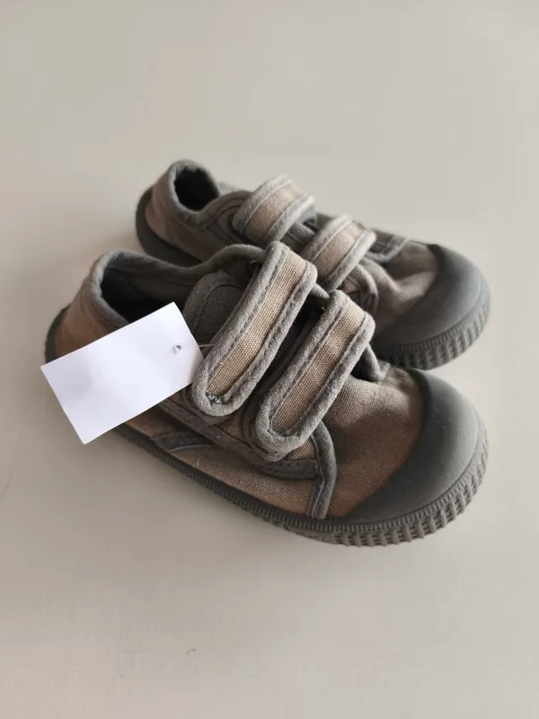 Zapatillas. kkl.