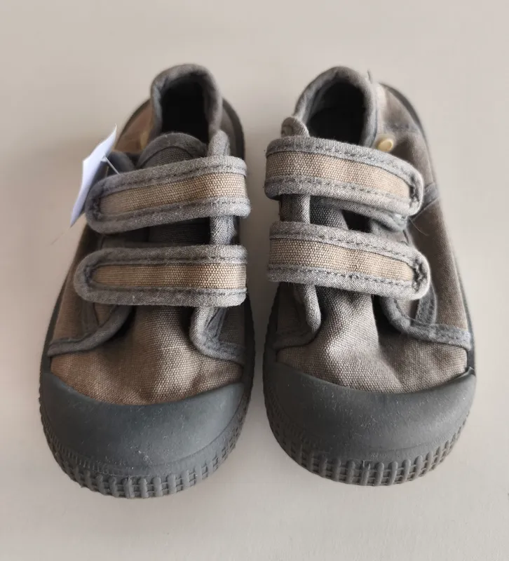 Zapatillas. kkl.