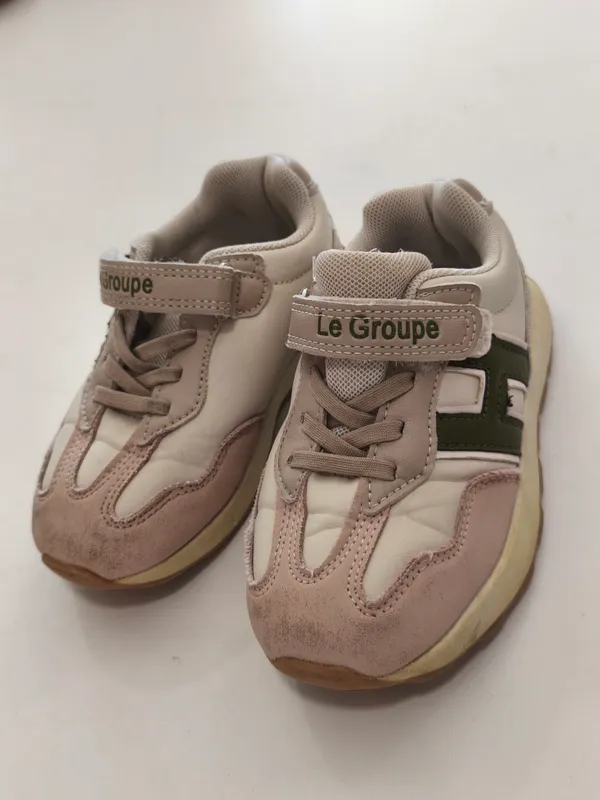 Championes con velcro. Talle: 26.