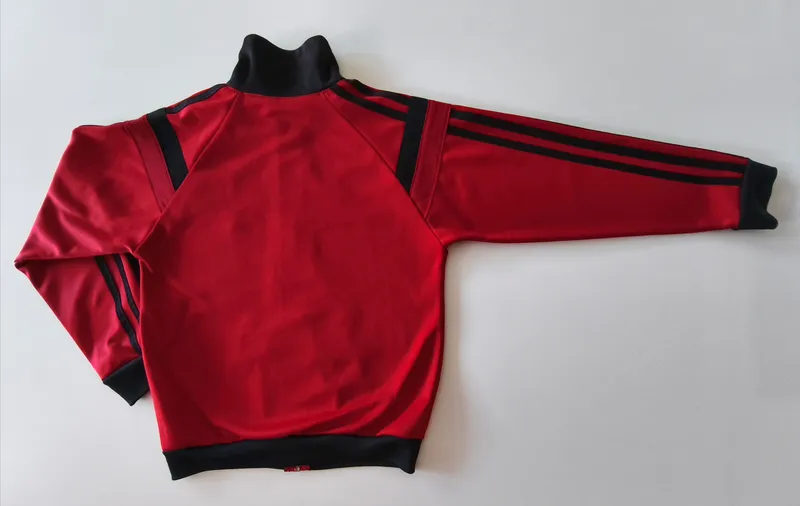Campera deportiva. adidas. Talle 9 - 10.