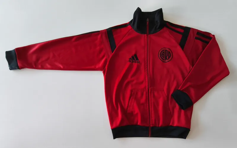 Campera deportiva. adidas. Talle 9 - 10.