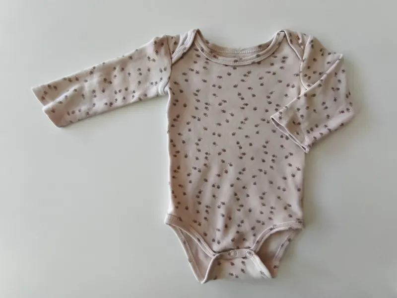 Conjunto. bas. Talle 0 - 3 meses.