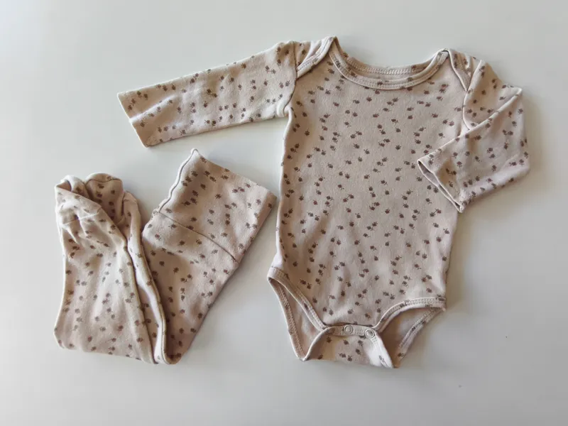 Conjunto. bas. Talle 0 - 3 meses.
