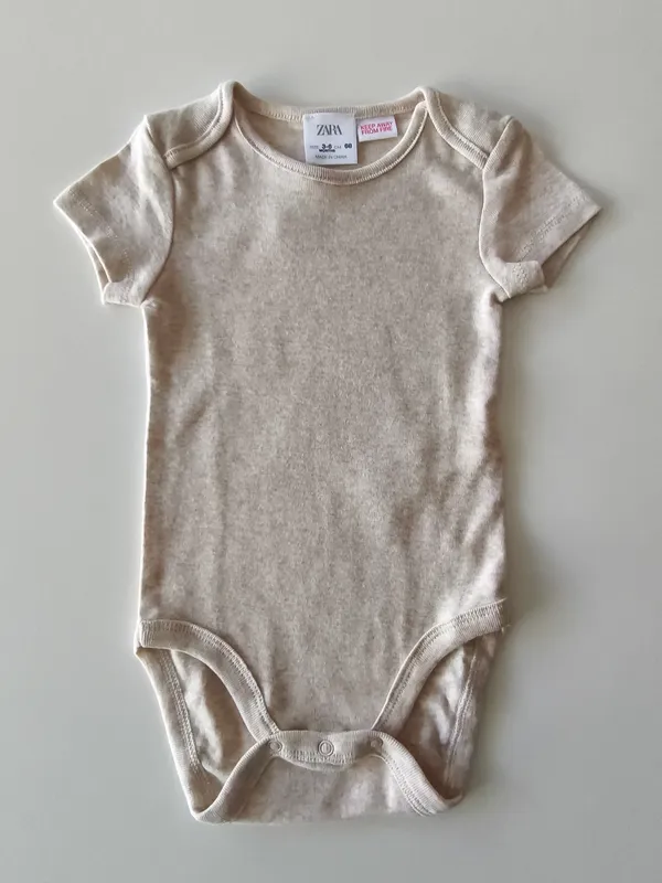 Body. zara. Talle 3 - 6 meses.
