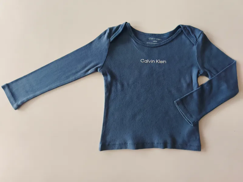 Remera manga larga. calvin klein. Talle 24 meses.