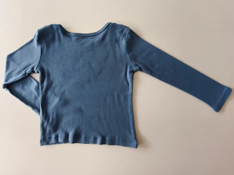 Remera manga larga. calvin klein. Talle 24 meses.